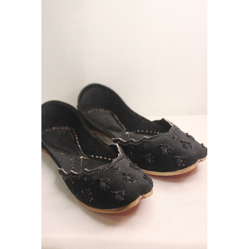Noor Black Sequin Punjabi Jutti