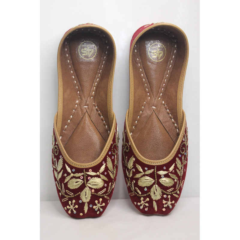 Zarmina Maroon Gold Punjabi Jutti
