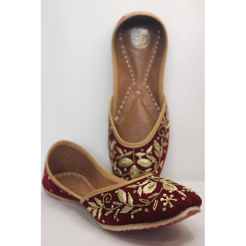 Zarmina Maroon Gold Punjabi Jutti