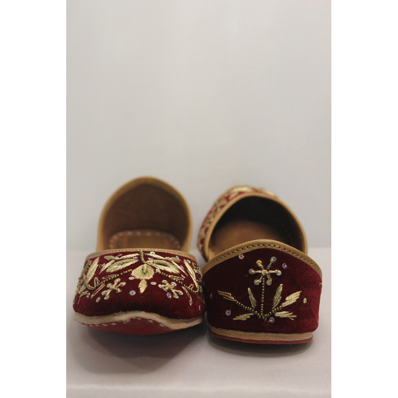 Zarmina Maroon Gold Punjabi Jutti